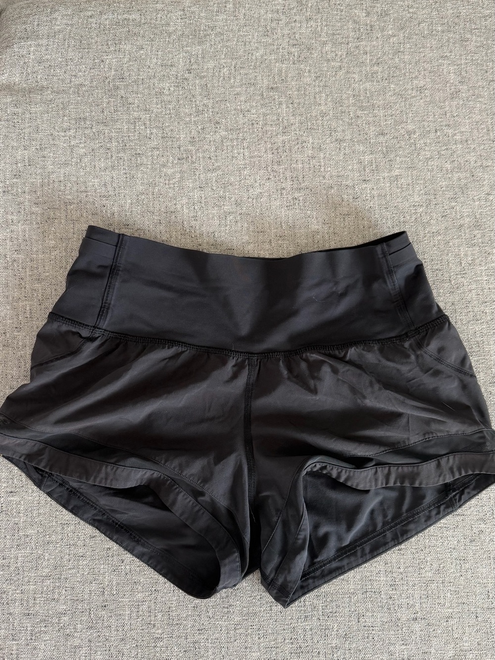 Lululemon black lined Speed up shorts 2,5” sz 6